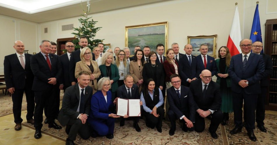zdjęcie: Marszałek Sejmu wręczył D. Tuskowi uchwałę ws. wyboru na urząd prezesa Rady Ministrów oraz uchwałę ws. wyboru Rady Ministrów / fot. PAP