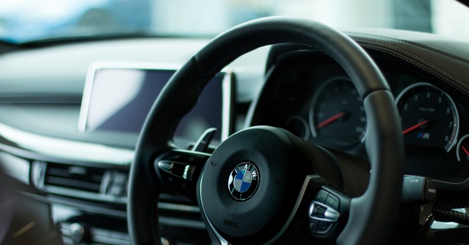 zdjęcie: Wysoki mandat i 14 punktów dla kierowcy bmw, który jechał z prędkością 120 km/h w terenie zabudowanym / pixabay/2964072
