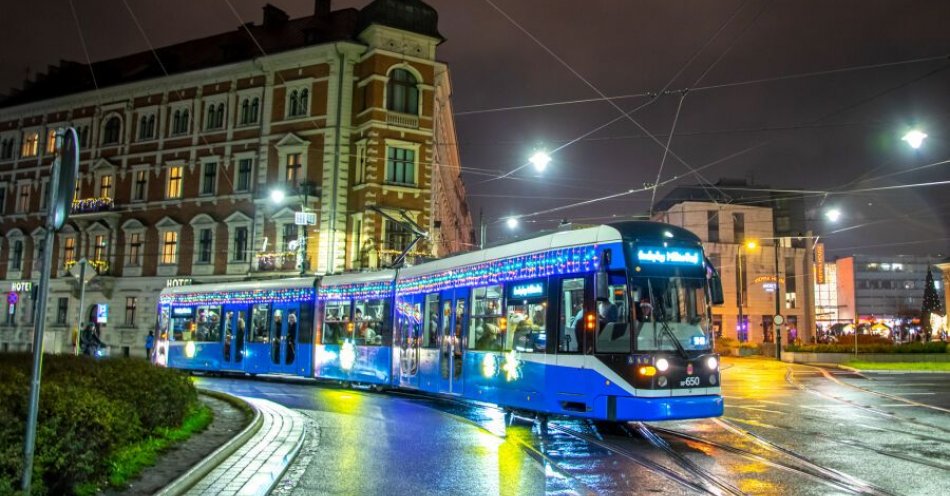 zdjęcie: Wspólne kolędowanie w świątecznym tramwaju MPK / fot. UM Kraków / Fot. Miejskie Przedsiębiorstwo Komunikacyjne w Krakowie