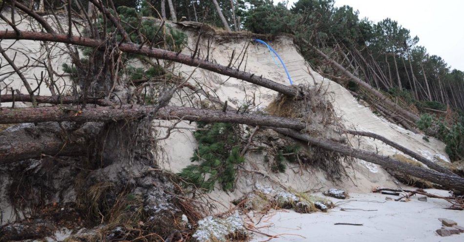 zdjęcie: Po grudniowych sztormach na Bałtyku najbardziej ucierpiały okolice Lubiatowa / fot. PAP