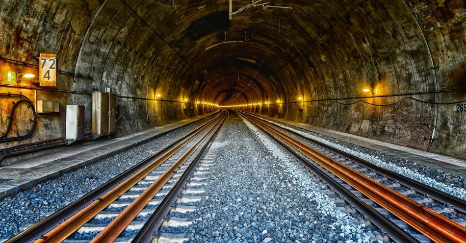 zdjęcie: Na start trzeciego tunelu jednotorowego w Łodzi – przenoszenie TBM nad torami / pixabay/4427611
