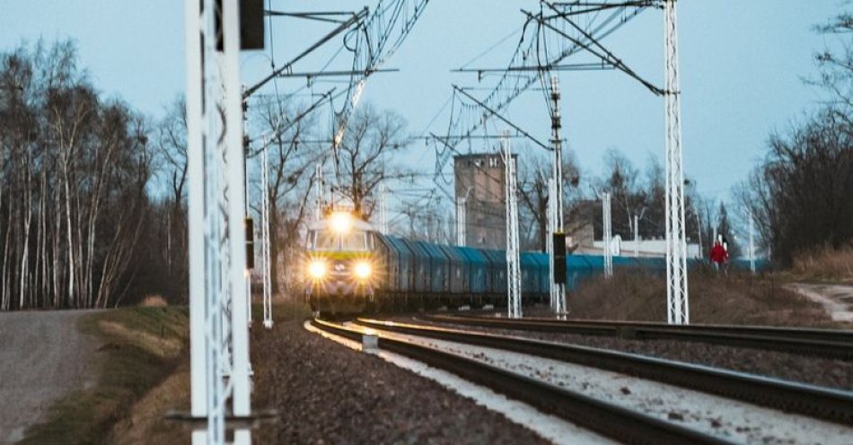 zdjęcie: Kolejarze skuli lód z sieci trakcyjnej, wrócił ruch pociągów między Rzeszowem a Sędziszowem Małopolskim / pixabay/7104597