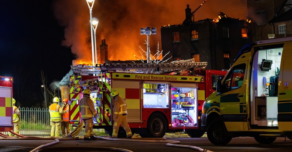 zdjęcie: W Bielawie pożar dachu w budynku wielorodzinnym; ucierpiała jedna osoba / pixabay/5965479