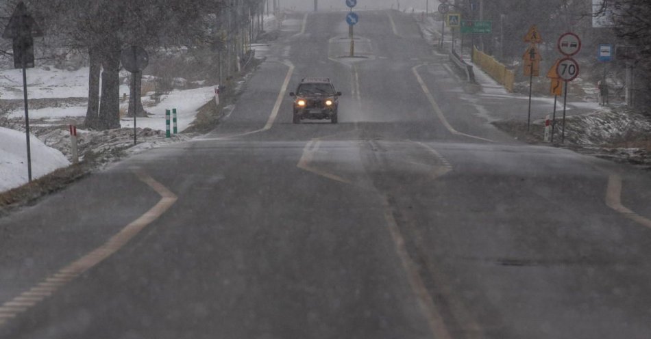 zdjęcie: GDDKiA ostrzega przed śliskimi drogami, mżawką, deszczem i śniegiem / fot. PAP