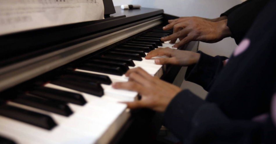 zdjęcie: Nauka gry na pianinie powoduje złożone zmiany w aktywności mózgu / fot. PAP