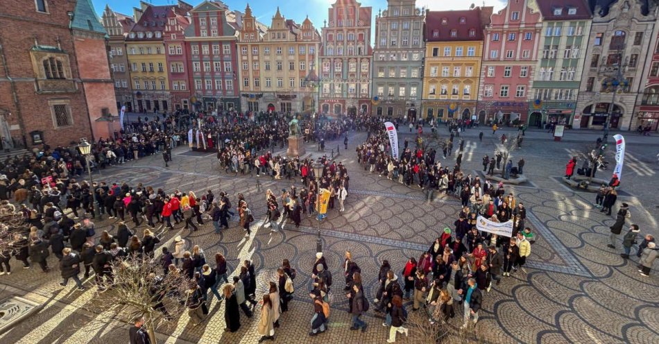 zdjęcie: Kilkuset maturzystów zatańczyło na Rynku Poloneza dla Fredry / fot. PAP