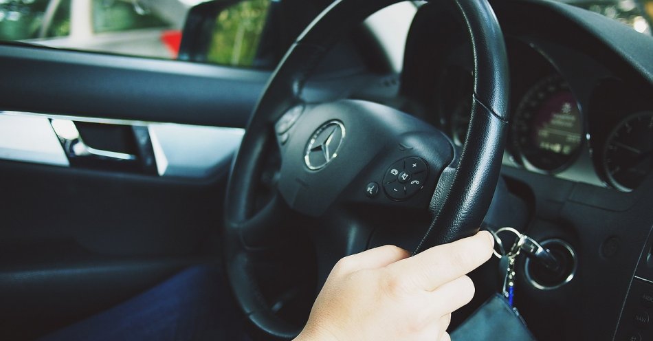 zdjęcie: Młodzi kierowcy częściej narażają się na większe ryzyko na drodze / pixabay/522411