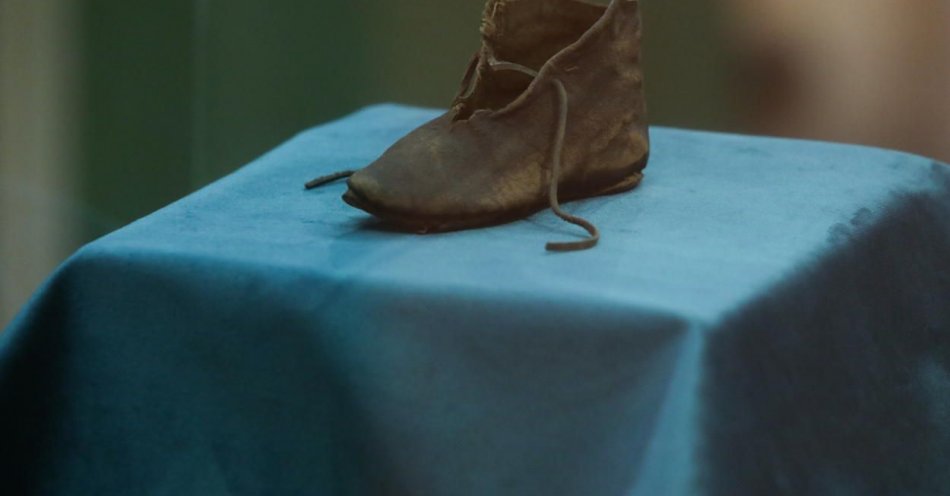 zdjęcie: średniowieczny dziecięcy bucik zabytkiem miesiąca w Muzeum Podlaskim / fot. PAP