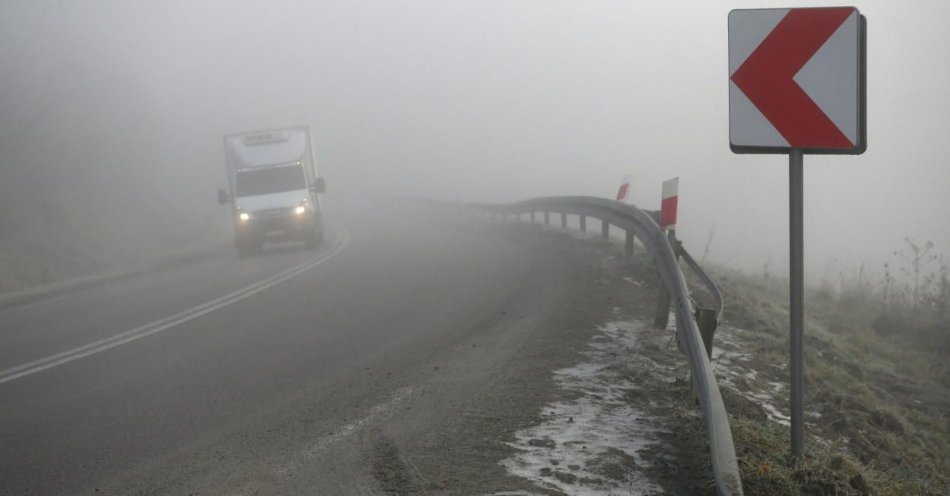zdjęcie: Błoto pośniegowe, mgła i opady śniegu mogą utrudniać jazdę / fot. PAP