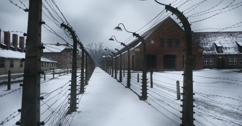 zdjęcie: Sesja poświęcona obrazowi Auschwitz w kulturze masowej / fot. PAP