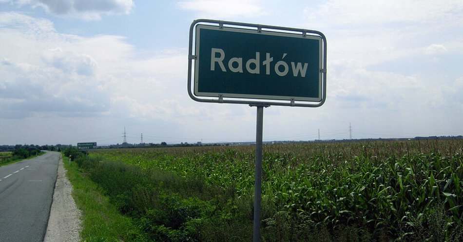 zdjęcie: Spichlerz w Radłowie grozi zawaleniem, droga zamknięta do odwołania / https://commons.wikimedia.org/wiki/File:Radlow_znak.JPG#/media/File:Radlow_znak.JPG