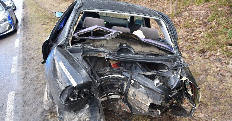 zdjęcie: Weekend na piskich drogach to kilka kolizji oraz wypadek z udziałem 19-latka, który kierując BMW uderzył w drzewo / fot. KPP w Piszu