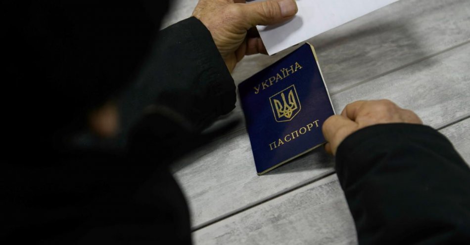 zdjęcie: Prezydent podpisał ustawę przedłużającą legalności pobytu ukraińskich uchodźców wojennych do 30 czerwca 2024 r. / fot. PAP