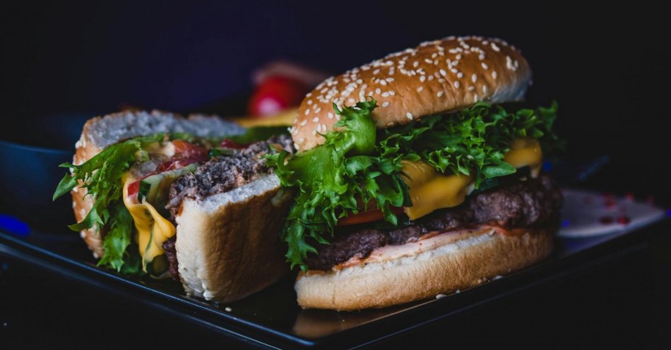 zdjęcie: Burger: amerykański klasyczny i światowe rewolucje / pexels/1199960