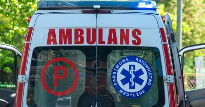 Cztery osoby trafiły do szpitala po zderzeniu busa z samochodem osobowym w Motarzynie