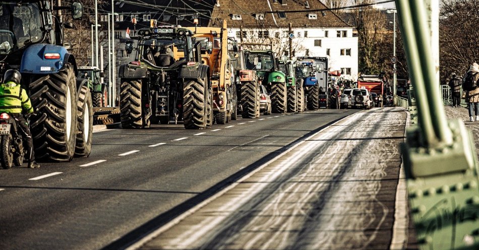 zdjęcie: Rolnicy zablokowali drogę krajową S7 w Kmiecinie / pixabay/8495878