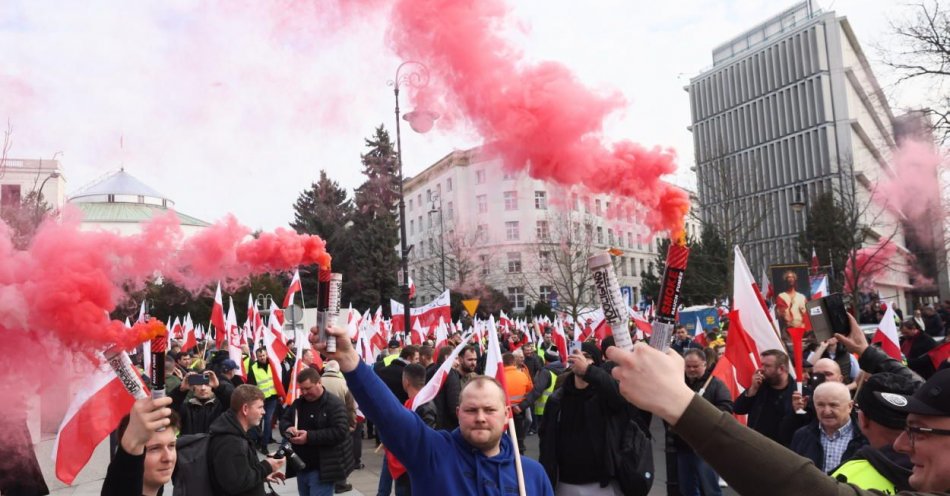 zdjęcie: Protestujący rolnicy pod Sejmem / fot. PAP