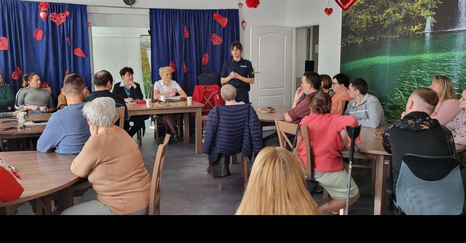 zdjęcie: Spotkanie z podopiecznymi Powiatowego Domu Samopomocy Centrum Rehabilitacyjno -Kulturalnego w Białogardzie / fot. KPP w Białogardzie