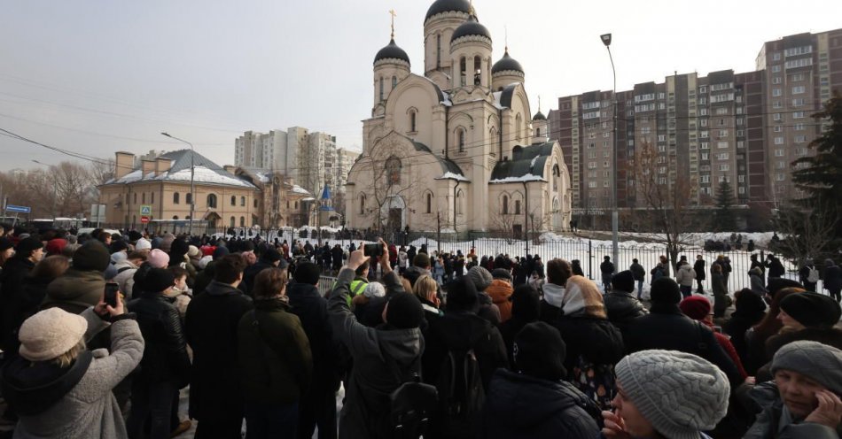 zdjęcie: Aleksiej Nawalny został pochowany w Moskwie; na pogrzeb ściągnęły tysiące osób / fot. PAP