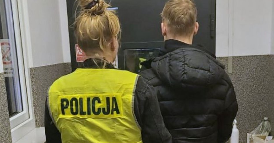 zdjęcie: Sprawcy uszkodzenia tramwaju w rękach policjantów ze Szwederowa / fot. KWP w Bydgoszczy