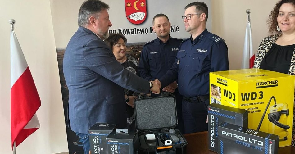 zdjęcie: Policjanci otrzymali profesjonalny sprzęt / fot. KPP w Golubiu-Dobrzyniu