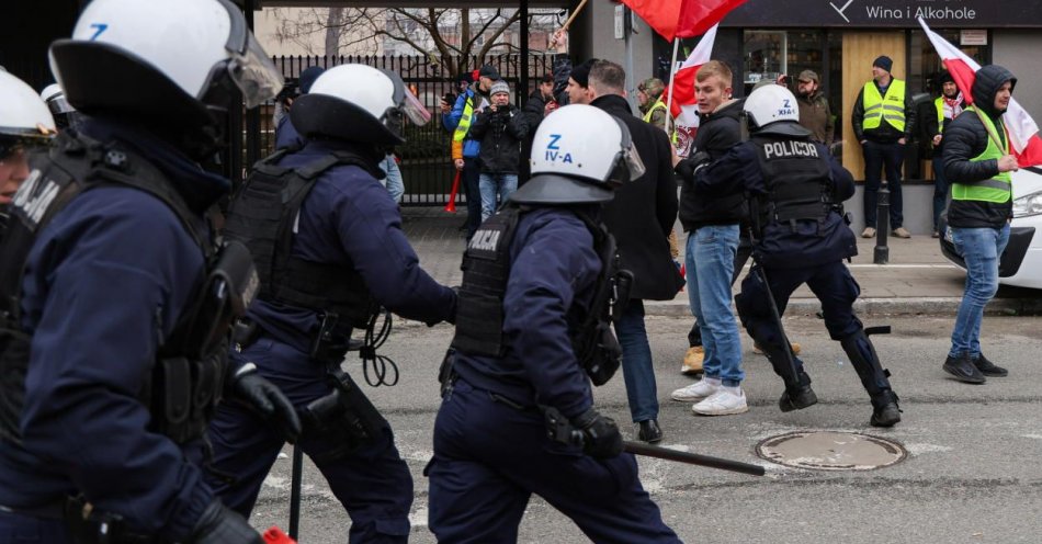 zdjęcie: Pod Sejmem doszło do starć z policją / fot. PAP