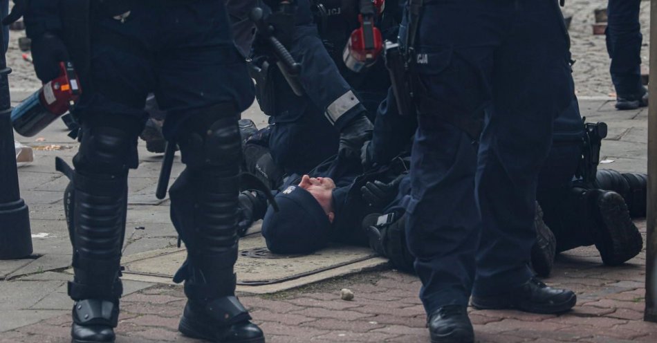 zdjęcie: 13 policjantów trafiło do szpitali po interwencji wz. z protestem przed Sejmem / fot. PAP