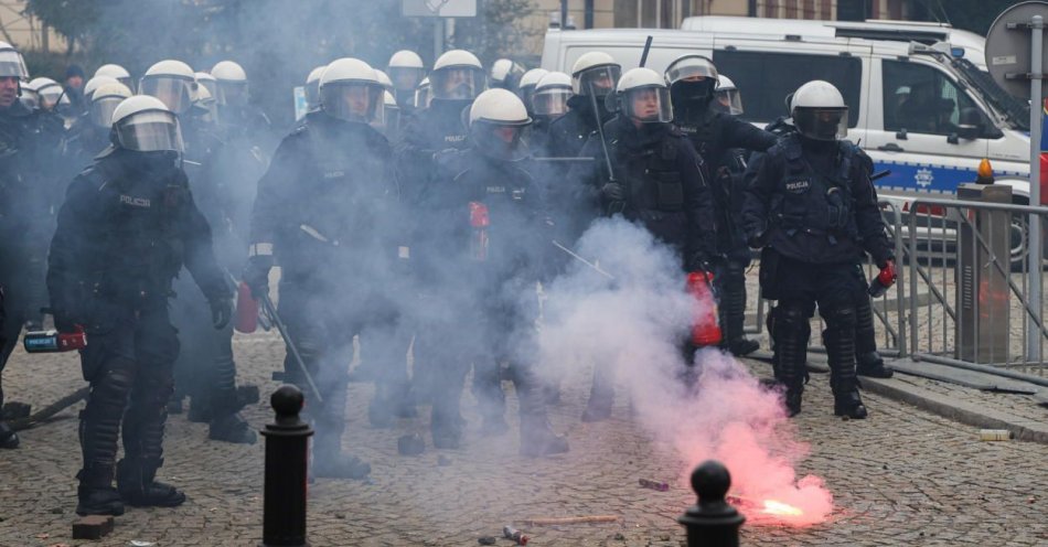 zdjęcie: Policja prosi o pomoc w ustaleniu tożsamości osób uczestniczących w zajściach przed Sejmem / fot. PAP