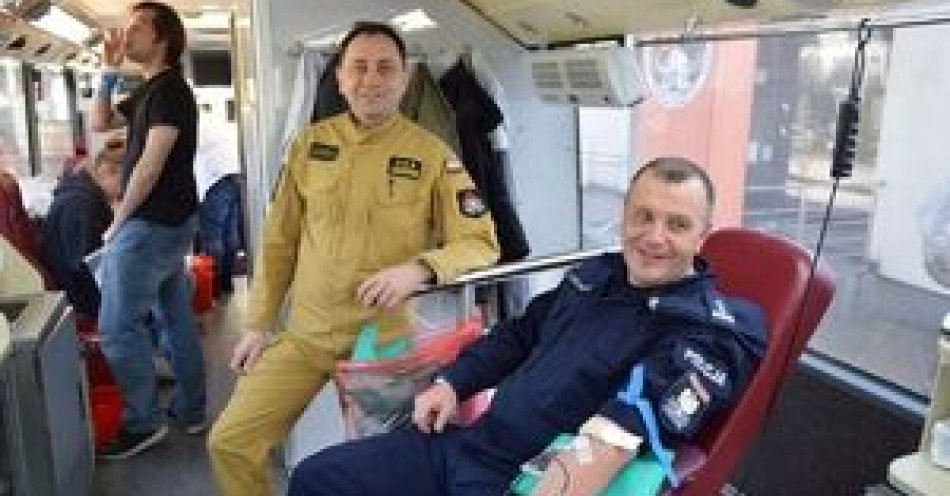zdjęcie: Jednoczymy siły, by wspólnie podzielić się krwią i ratować ludzkie życie! / fot. KPP w Ostrowi Mazowieckiej