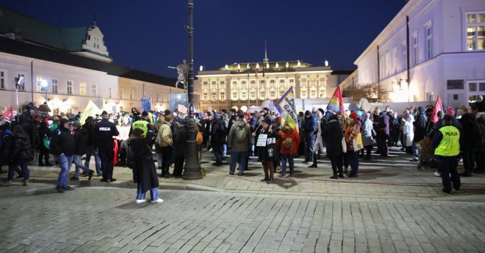 zdjęcie: Przed Pałacem Prezydenckim demonstracja Ogólnopolskiego Strajku Kobiet / fot. PAP