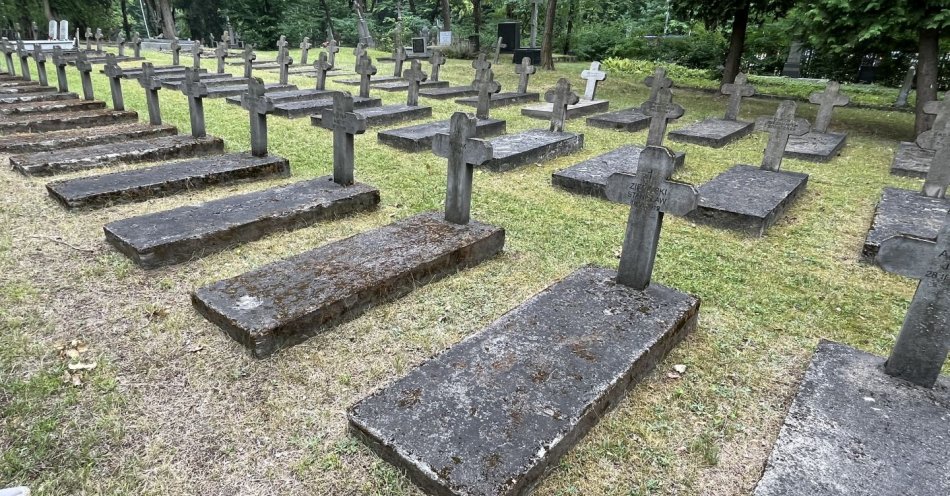 zdjęcie: Nowe nagrobki na Cmentarzu Wojskowym / fot. nadesłane