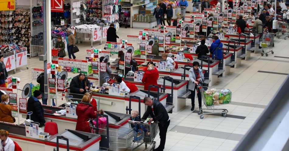 zdjęcie: Polacy najchętniej płacą bezgotówkowo w supermarketach i aptekach / fot. PAP