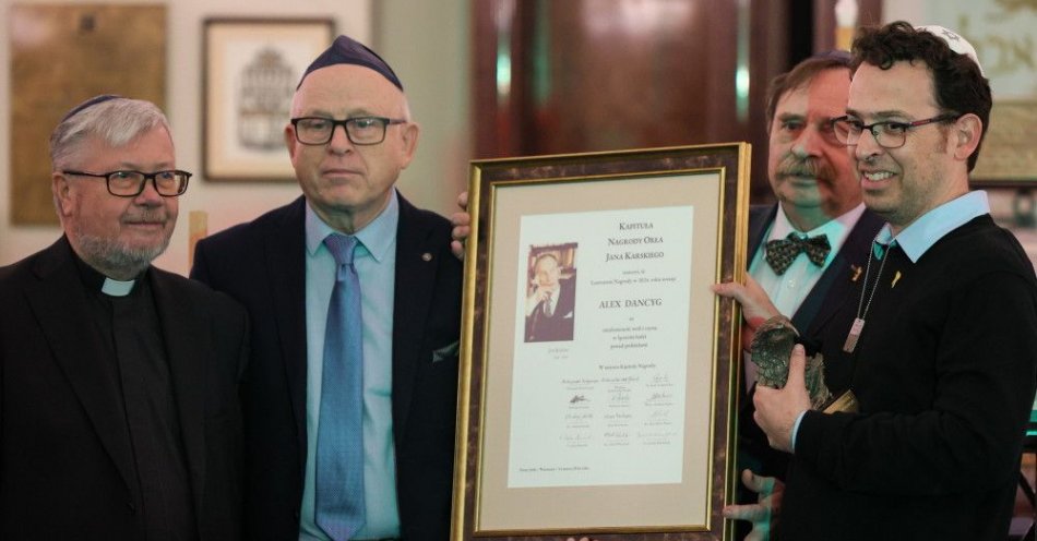 zdjęcie: W Synagodze Nożyków wręczono Nagrodę Specjalną Orła Jana Karskiego dla Alexa Dancyga / fot. PAP