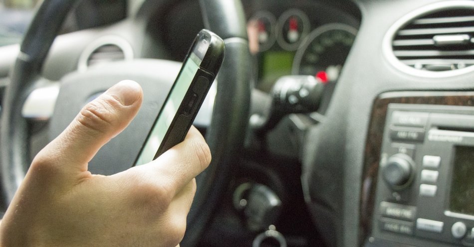 zdjęcie: Trzymając telefon zamiast kierownicy ryzykujesz życie, zatem „Łapki na kierownicę” / pixabay/2825946