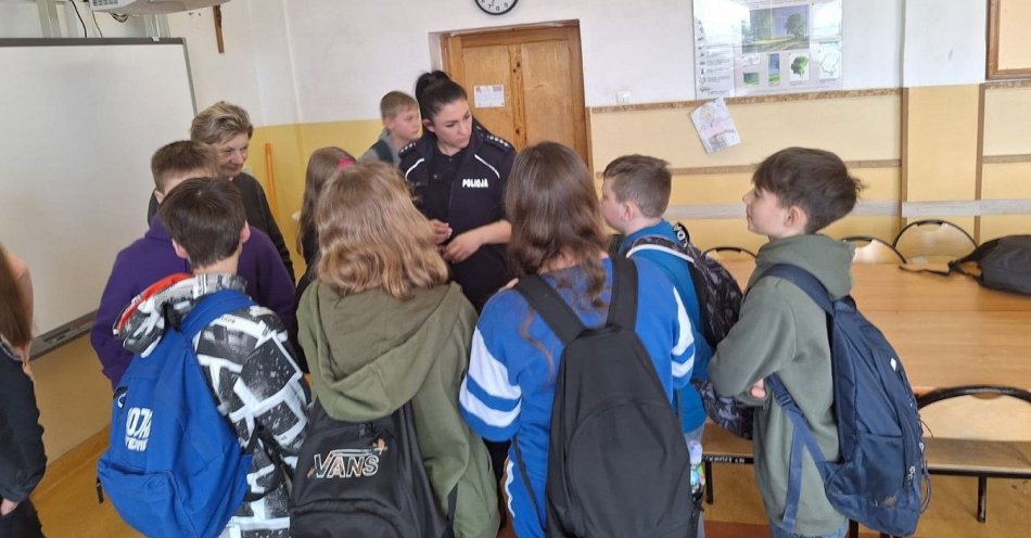 zdjęcie: Policjantki odwiedziły młodzież w Zbożu i Więcborku / fot. KPP Sępólno Krajeńskie