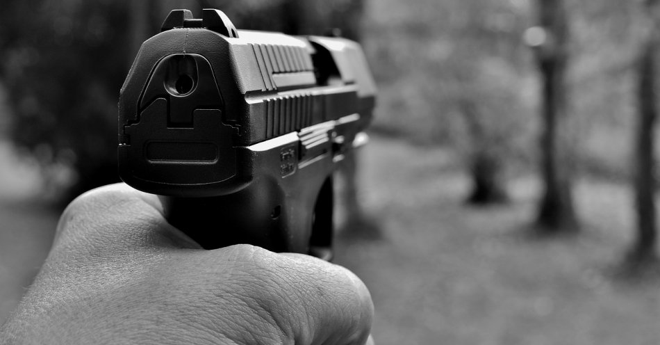 zdjęcie: 74-latek postrzelił z broni czarnoprochowej mężczyznę, natomiast 44-latka została trafiona rykoszetem / pixabay/2948729