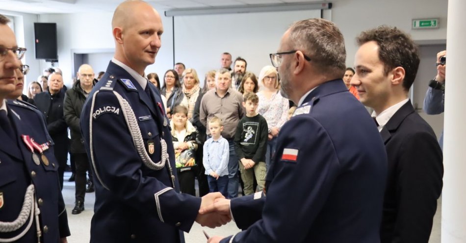 zdjęcie: Komendant Miejski Policji w Radomiu uhonorowany Srebrnym Medalem za Długoletnią Służbę / fot. KMP w Radomiu