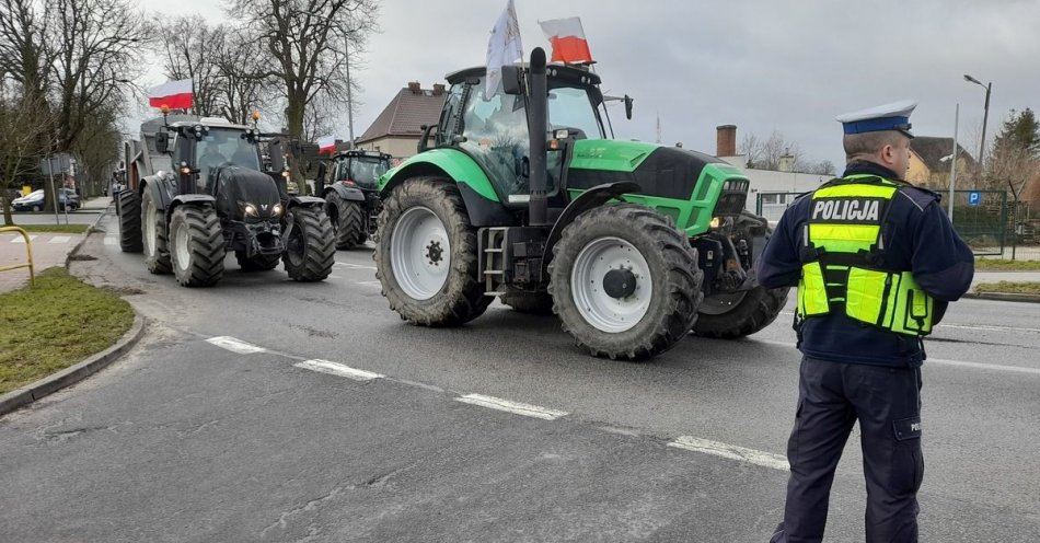 zdjęcie: Uwaga utrudnienia na drodze krajowej nr 22 w Barkowie i Zagórkach związane z protestami rolników / fot. KPP w Człuchowie