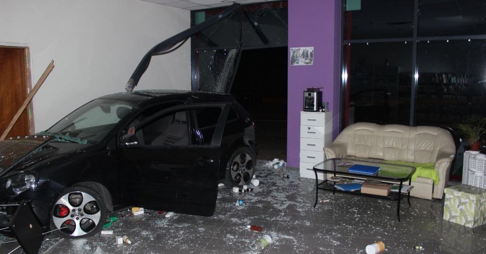 zdjęcie: Pijany wjechał samochodem do sklepu / fot. KPP w Opocznie