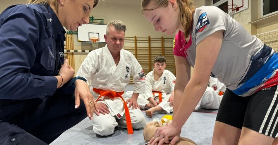 zdjęcie: Policjantka uczyła młodych karateków pierwszej pomocy / fot. KPP Strzelce Opolskie