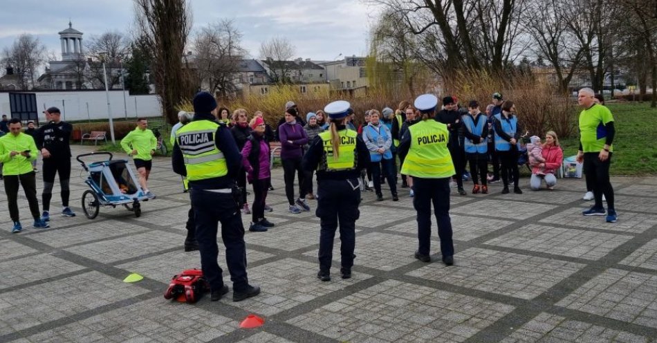 zdjęcie: Policjanci rozdali odblaski uczestnikom biegu parkrun Łowicz / fot. KPP w Łowiczu