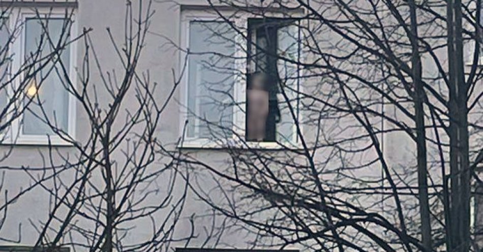 zdjęcie: O krok od tragedii - dzieci wychylając się przez okno 4 piętra wołały mamę / fot. KPP Kraśnik