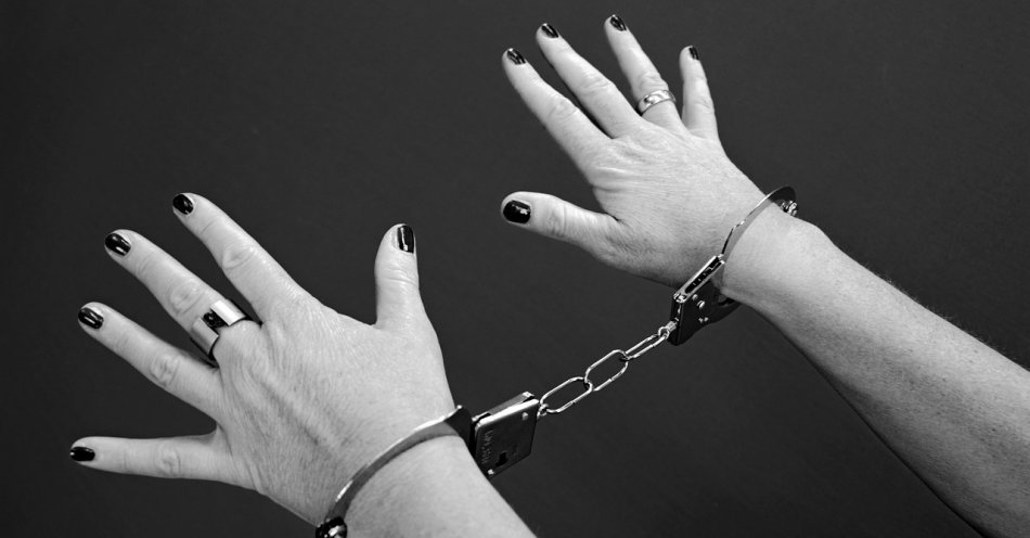 zdjęcie: Kobieta trafiła do więzienia a dwóch mężczyzn opłaciło zaległe grzywny. Takich poszukiwanych w środę zatrzymali policjanci / pixabay/964522