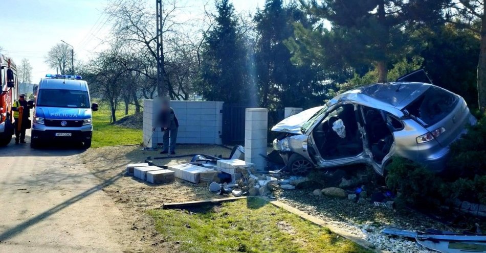 zdjęcie: Niebezpieczny wypadek w Bieżywodach / fot. KMP w Piotrkowie Trybunalskim