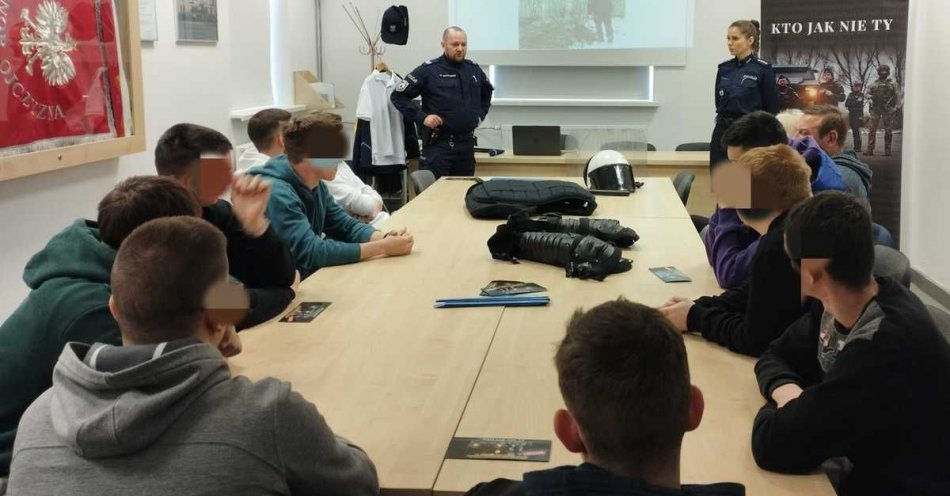 zdjęcie: Policjanci opowiedzieli młodzieży o swojej pracy / fot. KPP Wysokie Mazowieckie