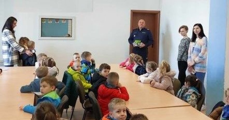 zdjęcie: Przedszkolaki ze świąteczną wizytą / fot. KPP w Strzelinie