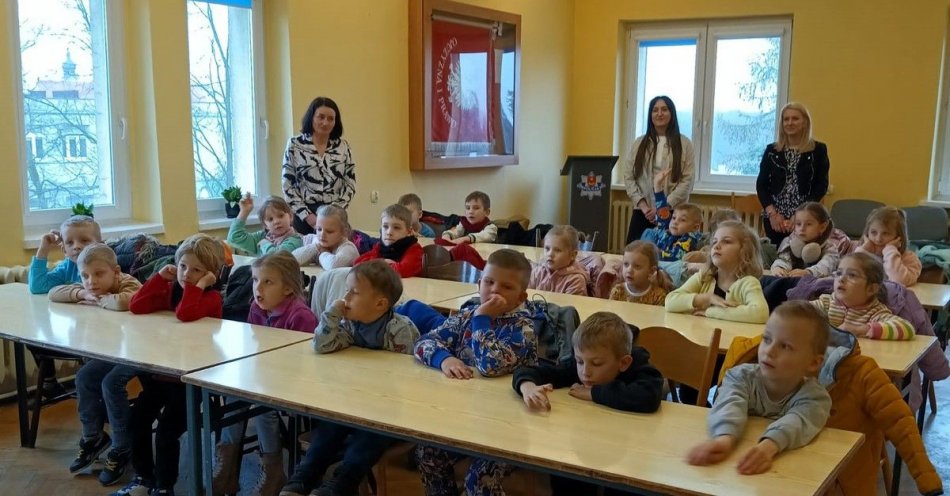 zdjęcie: Przedszkolaki z wiosenną wizytą w komendzie / fot. KPP w Łasku