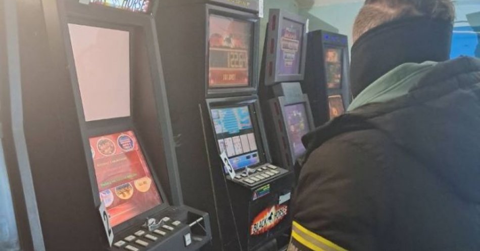 zdjęcie: Policjanci i funkcjonariusze kas-u zabezpieczyli nielegalne automaty do gier hazardowych / fot. KPP w Sztumie