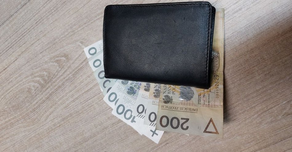 zdjęcie: Uczciwy znalazca odniósł portfel pełen pieniędzy na komendę / fot. KPP w Strzelinie