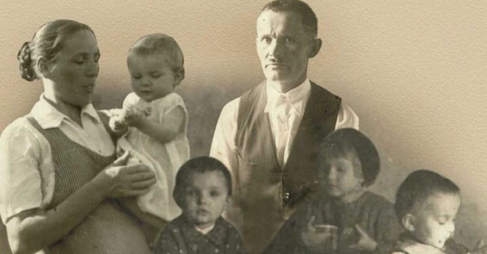 zdjęcie: Zginęli, bo ukrywali Żydów - 80 lat temu Niemcy zamordowali rodzinę Ulmów / https://commons.wikimedia.org/wiki/File:Ulma_Family.jpg#/media/Plik:Ulma_Family.jpg